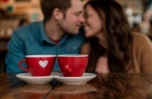 Finden Sie Liebe auf Dating Cafe. (Foto: AdobeStock Curioso.Photography _808221233)