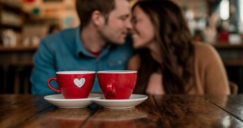 Finden Sie Liebe auf Dating Cafe. (Foto: AdobeStock Curioso.Photography _808221233)